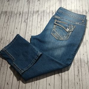 Maurices Lightly Distressed Cropped/Capri Jeans